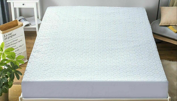 Floral-Patterned Waterproof Mattress Protector - 4 Sizes