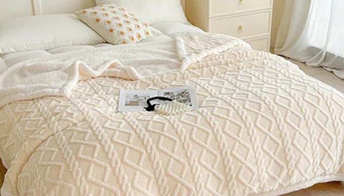 Double-Layer Soft Winter Blanket - 6 Colours, 4 Sizes!