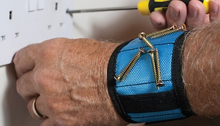 Magnetic Wristband for Screws